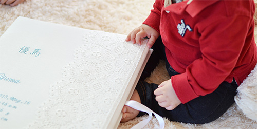 アルバムと赤ちゃん